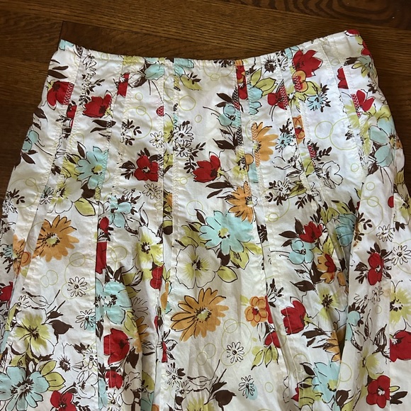 CABI pleated, floral print cotton skirt - Picture 2 of 9